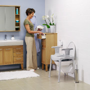 Toaletní a sprchová židle Etac Swift Kommod nad toaletou